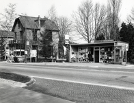 94505 Gezicht op de voorgevel van de kiosk van het gemeentelijk informatiecentrum (Steenhoffstraat) te Soest; met links ...